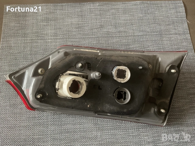 Toyota Corolla e180 седан - ляв стоп вътршрн, снимка 2 - Части - 53664964