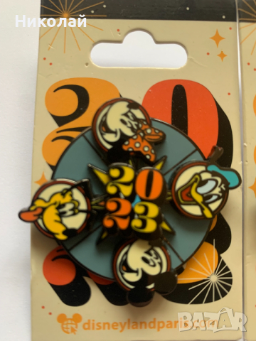 Значка Mickey and friends, Disneyland Paris 2023 collection, трислойна, въртящи елементи, 2 бр. нови, снимка 5 - Колекции - 44567733