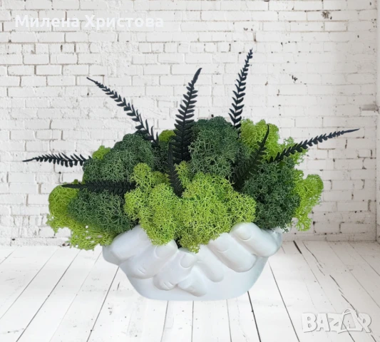 Кашпа "Ръце" със скандинавски мъх 