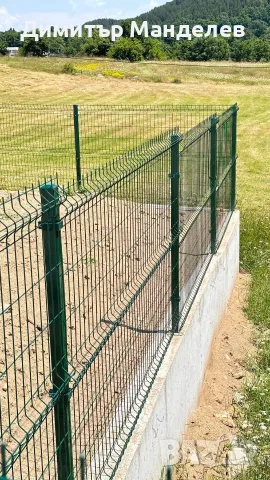 Ограда. Метални оградни пана и колове. Мрежа с декорация. Врати