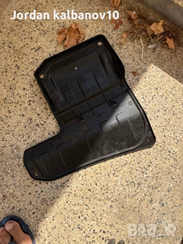 Капак на кутията на акумолатора на Range Rover Evoque само за 50Eur. GJ32-5162-AA, снимка 2 - Части - 53468427