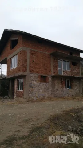 Просторна триетажна  къща, снимка 2 - Къщи - 47447505