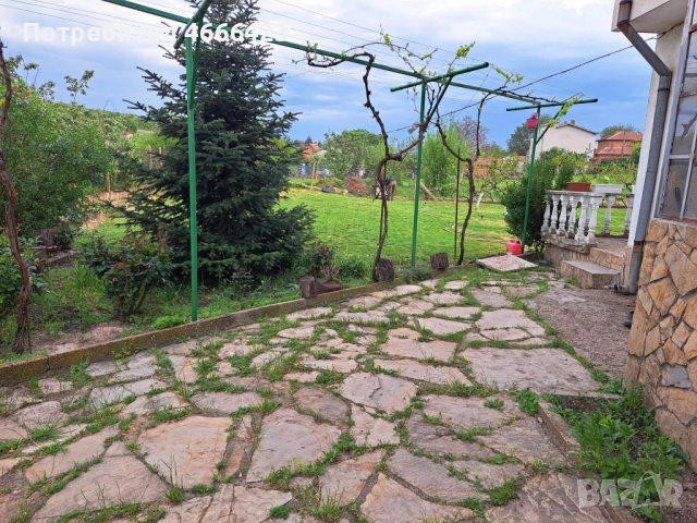 Собственик продава двуетажна масивна къща с три самостоятелни парцела и разработен бизнес , снимка 7 - Къщи - 52621406