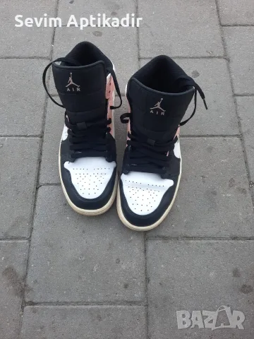 Оргинални маратонки Nike Air Jordan 1 Mid, снимка 2 - Маратонки - 56137955