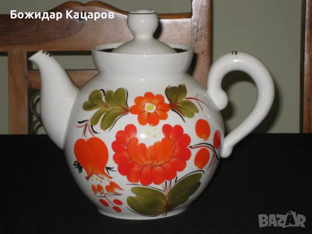 Огромен стар порцеланов чайник, произведен в СССР.Цена 35 лева. Пращам по Еконт. За София, може и ли, снимка 2 - Антикварни и старинни предмети - 49109180