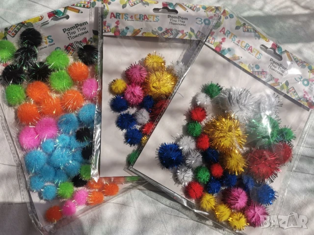Цветни помпони