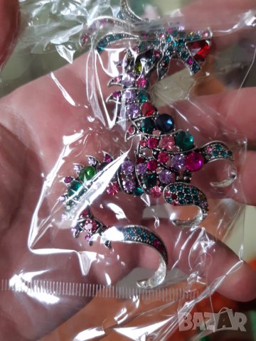Красиви брошки със цветни камъчета, снимка 7 - Колиета, медальони, синджири - 34808791