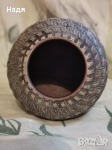 Ръчно изработена изключително красива керамична вазичка, с маркировка. Цена - 40 лв., снимка 3 - Вази - 42256016