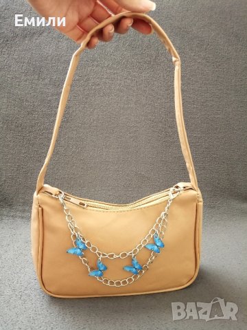 Кожена малка дамска чанта с верижка синджир с висулки пеперуди в син и сребрист цвят , снимка 3 - Чанти - 41772054