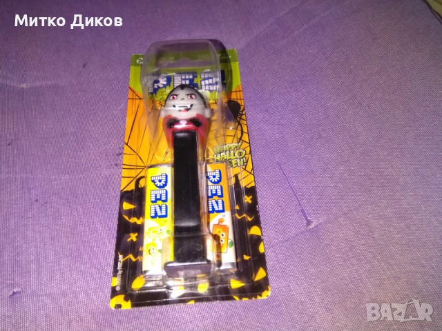 Нов PEZ Dispenser - Dracula Halloween Glow in the Dark Single Dispenser by PEZ бонбони Пез