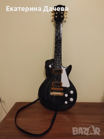 Продавам детска музикална китара със звуци и музика