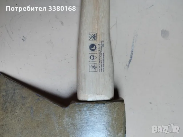 малко топорче с щемпъл на металната и дървената част