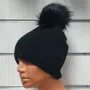 Нова зимна дамска шапка с камъчета с пух/помпон в черен цвят, снимка 1