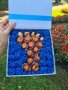 Кутия с магнит от сини рози от креп хартия и бонбони Линдор 