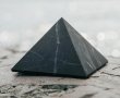 Медитация Защитна Пирамида от Шунгит Защита от Електромагнитни Вълни Вредни Излъчвания Антиоксидация, снимка 1 - Други - 41283520