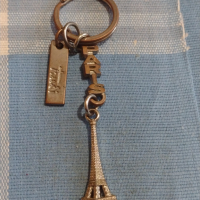 Ключодържател сувенир спомен от ПАРИЖ АЙФЕЛОВАТА КУЛА много красив стилен дизайн 44068, снимка 1 - Други - 44727406