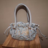 Нова светло синя чанта със златна декорация, снимка 1 - Чанти - 34189270