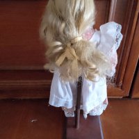 Порцеланова фигура колекционерска кукла с стойка и печат 40 см, снимка 2 - Други ценни предмети - 41642786