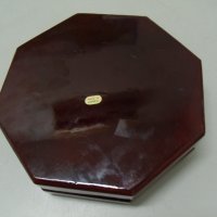 № 6758 стара кутия SEOUL"88   - осмоъгълна  - дърво , синтетика   - надпис , орнаменти  - размер 19,, снимка 5 - Други ценни предмети - 39328386