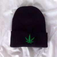Зимна шапка с марихуана , снимка 1 - Шапки - 34374253