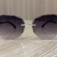 Слънчеви очила LV черни стъкла златни елементи, снимка 1 - Слънчеви и диоптрични очила - 44529827