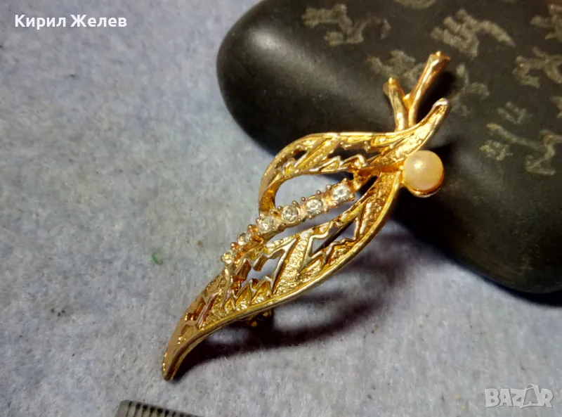 ИЗЯЩНА ФЛОРАЛНА РЕТРО АРТ СТИЛ ПОЗЛАТЕНА БРОШКА с ИСКРЯЩИ КРИСТАЛИ и ПЕРЛИЧКА 42076, снимка 1