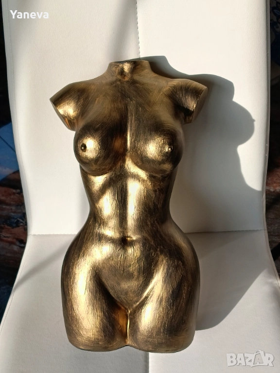 Скулптура на женски торс в елегантен златист цвят. , снимка 1