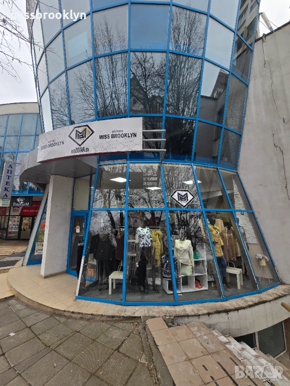 Продава се бизнес - работещ магазин за дамско облекло + налична стока, снимка 1