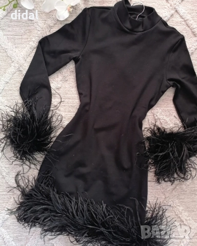 Рокля с разкошни щраусови пера 