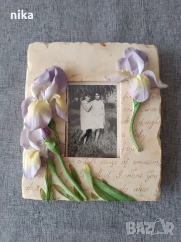 Красива рамка от полирезин с нежни ириси, снимка 3 - Антикварни и старинни предмети - 49831941