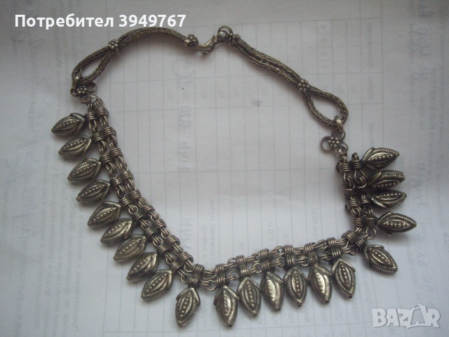 Старо масивно чокър колие.