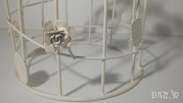 Декорация от бял метал като клетка за птичета с птица отгоре, листа и рози (или друго цвете), снимка 7 - Декорация за дома - 51502963