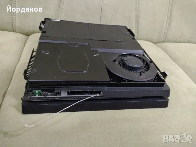 работещ Playstation 4 Pro 1тб. цял за ремонт или части.