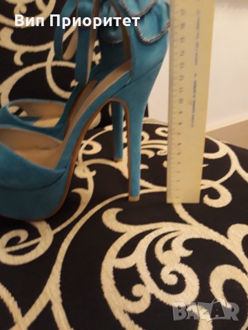 син сандал чисто нов с платформа отпред и елегантен удобен ток