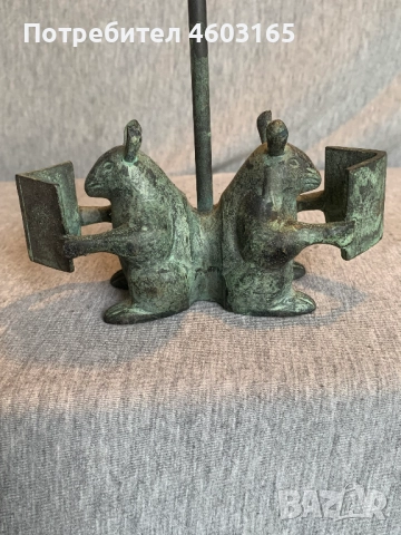  бронзов свещник, изобразяващ две мишки, които четат книги. , снимка 3 - Антикварни и старинни предмети - 52595152