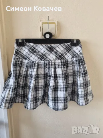 Детска пола в черно и бяло със сребристи детайли, снимка 1