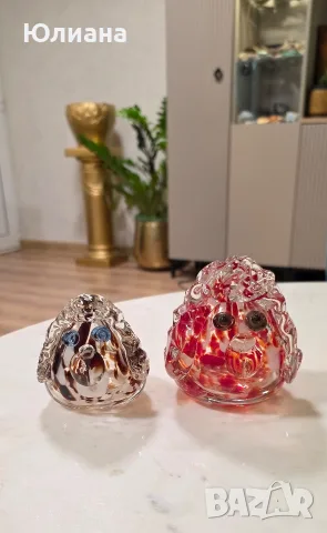 Изработени от масивно цветно стъкло, изработени ръчно по гутна техника.