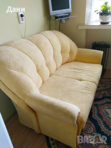 Двуместен разтегателен диван в отлично състояние удобен за спане