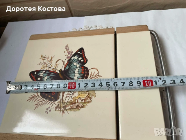 Красива дъска за сирена от Англия от дърво и керамична плочка с пеперуда, снимка 4 - Антикварни и старинни предмети - 53422535