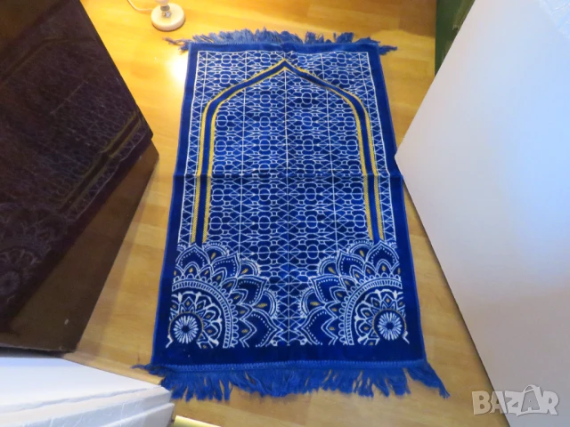 турско молитвено килимче, килимче за молитва за Намаз яркосин фон с красиви златни флорални мотиви