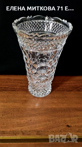 Една внушителна кристална ваза с богата геометрична гравюра и красиво оформен ръб, снимка 3 - Вази - 51660546