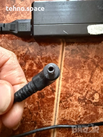 Зарядно за лаптоп, снимка 2 - Кабели и адаптери - 52002185