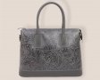 Дамска чанта с ефектна щампа от естествена кожа в сиво , снимка 1 - Чанти - 34676623