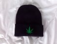 Зимна шапка с марихуана , снимка 1 - Шапки - 34374253