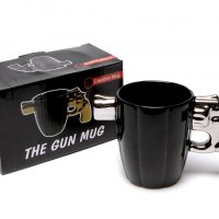 Код 89172 Забавна порцеланова чаша в черен цвят със сребриста дръжка във формата на пистолет., снимка 1 - Чаши - 35756548