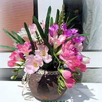 Фрезии в глинена кашпа, снимка 3 - Изкуствени цветя - 41920721