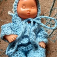 Стара кукла от СОЦА с плетени дрехи, 12 см. и столче 15 см, ръчно изработено и оцветено. , снимка 2 - Кукли - 44496565