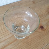 Продавам масивна българска ретро стъклена ваза цвят кехлибар от дебело стъкло с релефи, снимка 5 - Вази - 39764406