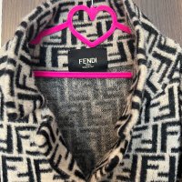 Елегантно палто Fendi, снимка 2 - Палта, манта - 42387393