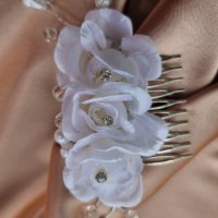 Сватбен аксесоар - метален гребен с три красиви бели цветя от плат, снимка 6 - Аксесоари за коса - 39300070